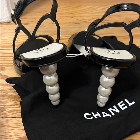 Authentic Chanel Patent leather pearl heels - Picture 8 of 8